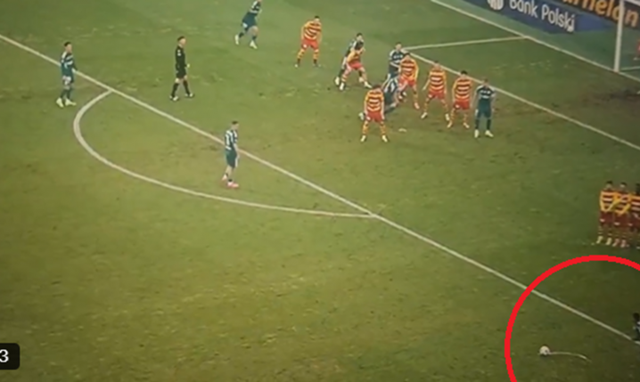 Tak Jurgen Elitim wykonuje RZUT WOLNY w meczu z Jagą xD [VIDEO]